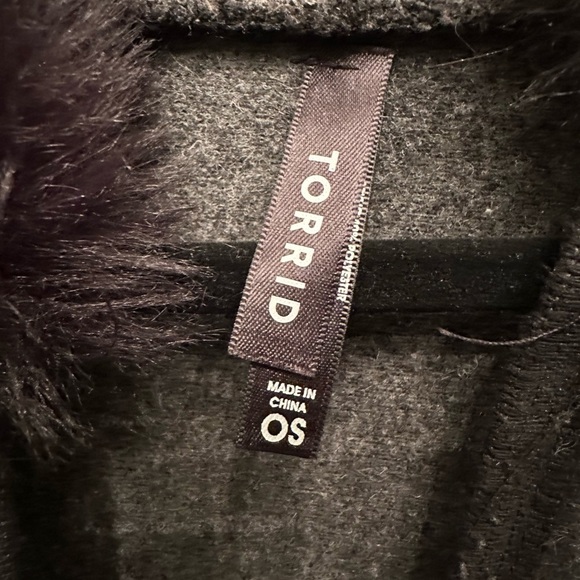 BNWOT TORRID DARK GRAY/BLACK CAPE JACKET WITH FUR TRIMMED HOOD - Picture 5 of 8